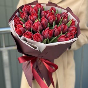 35 бордовых пионовидных тюльпанов