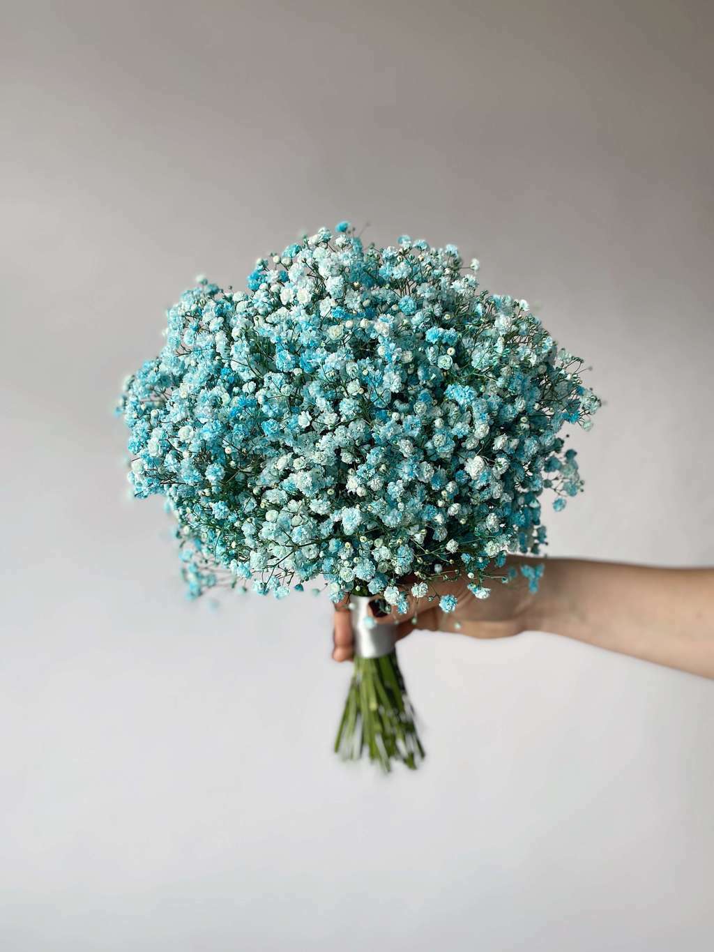 Купить букет невесты из голубой гипсофилы по доступной цене с доставкой в Москве и области в интернет-магазине Город Букетов