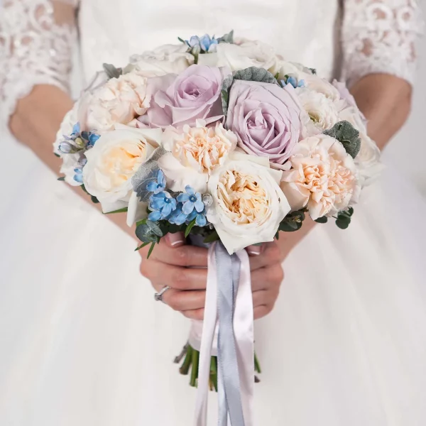 Букет невесты с сиреневыми розами — Свадебные букеты