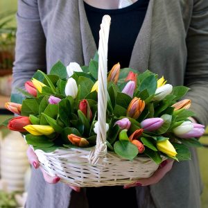 Букет из 35 нежных тюльпанов в корзине — Тюльпаны