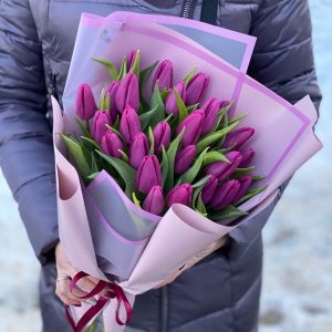 Букет из 25 фиолетовых тюльпанов в упаковке — Доставка тюльпанов недорого