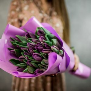 25 фиолетовых тюльпанов в упаковке — Доставка тюльпанов недорого