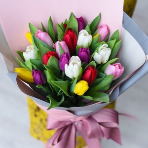 Букет из 21 яркого тюльпана — Тюльпаны