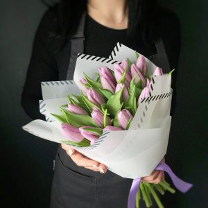 Букет из 19 сиреневых тюльпанов — Доставка тюльпанов недорого