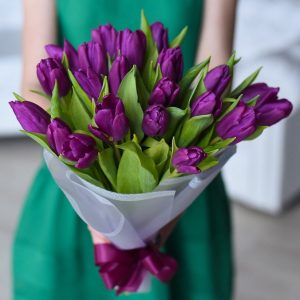 Букет из 25 фиолетовых тюльпанов — Доставка тюльпанов недорого