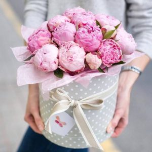 Букет из 11 розовых пионов в коробке — Коробка с пионами С Днем рождения