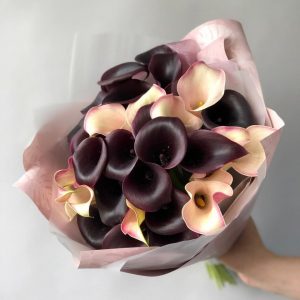 Букет из 29 фиолетовых и персиковых калл — Букеты на свидание