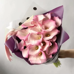 Букет из 19 нежно-розовых калл — Букеты на свидание