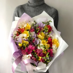 Букет из 49 фрезий Микс — Букеты цветов