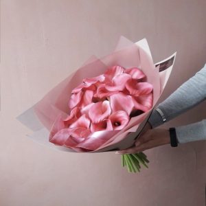 Букет из 15 розовых калл —