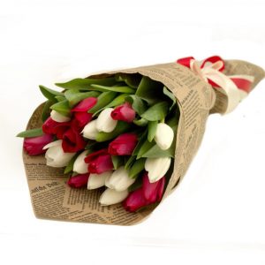 15 красных и белых тюльпанов в крафте — Дешевые тюльпаны к 8 марта