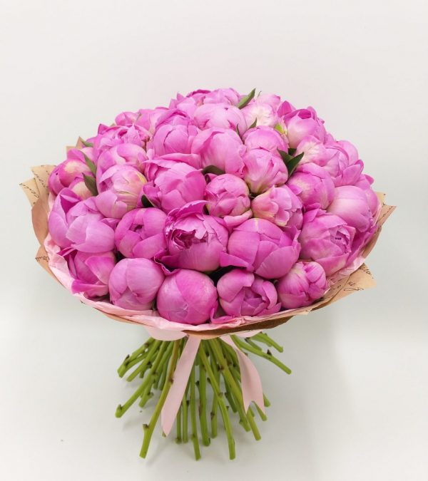 Букет из 45 розовых пионов в крафте — Пионы