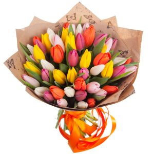 Букет из 25 ярких тюльпанов в крафте — Доставка тюльпанов недорого