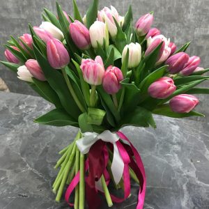 Букет из 21 белого и розового тюльпана — Доставка тюльпанов недорого