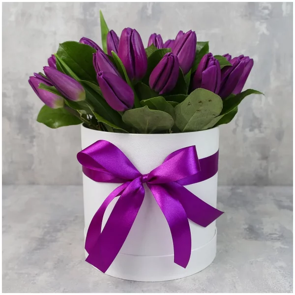 Букет из 25 фиолетовых тюльпанов в коробке