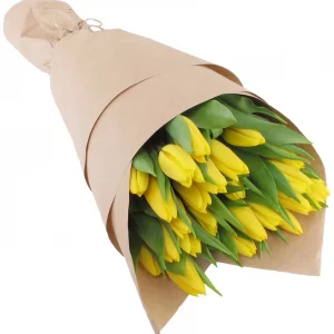 Букет из 25 желтых тюльпанов в крафте — Доставка тюльпанов недорого
