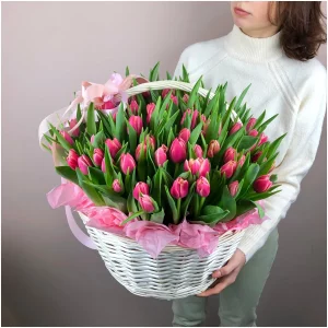 Букет из 101 розового тюльпана в корзине — 100 тюльпанов