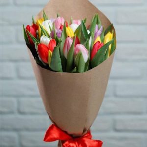 Букет из 15 ярких тюльпанов в крафте — Доставка тюльпанов недорого