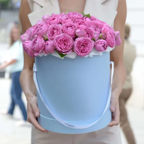 Пионовидные розы «Misty Bubbles» в Шляпной Коробке GRAND BLUE — Доставка роз