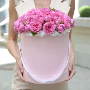 Пионовидные розы «Misty Bubbles» в Шляпной Коробке GRAND PINK — Доставка роз