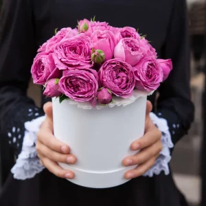 Пионовидные розы «Misty Bubbles» в Шляпной Коробке MINI WHITE — Доставка роз