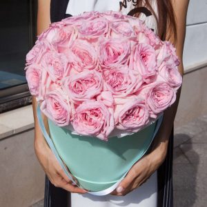 Пионовидные розы "Pink O'Hara" в Шляпной Коробке GRAND GREEN