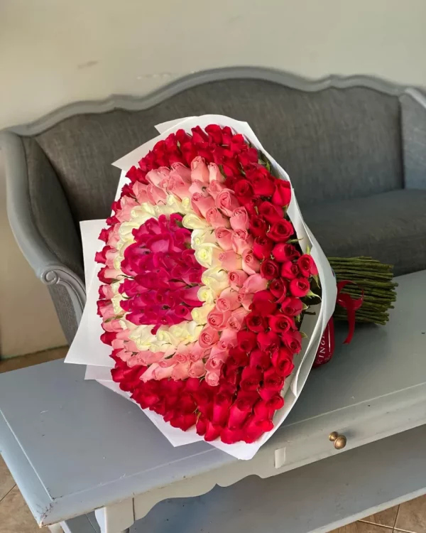 Букет из белых, розовых и красных роз — 100 роз