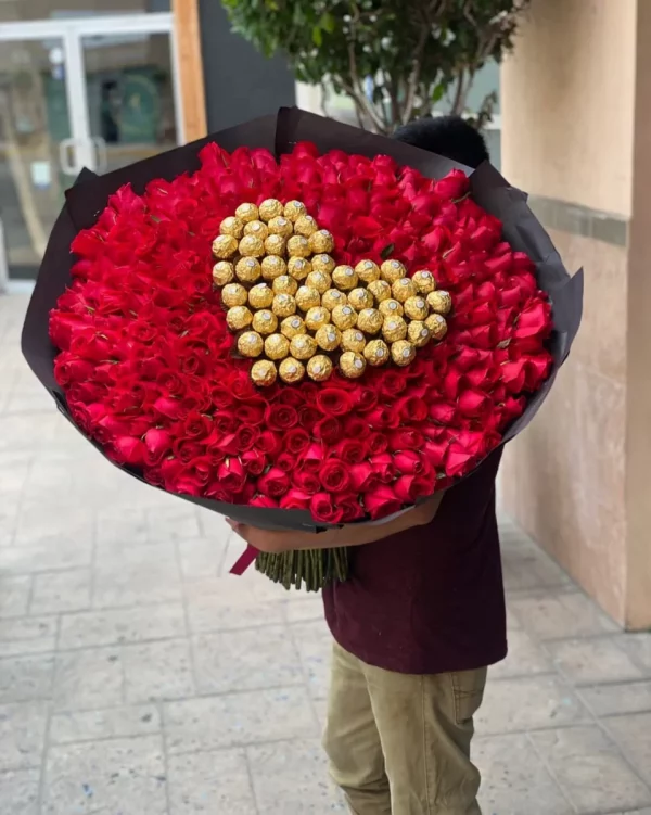 Сердце из красных роз и Raffaello 101 — 100 роз