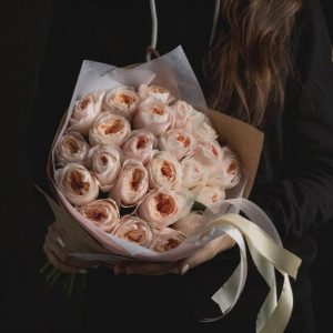 Букет из пионовидных роз David Austin Juliet — Доставка роз