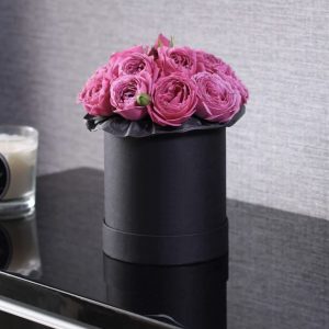 Пионовидные розы «Misty Bubbles» в Шляпной Коробке MINI BLACK — Доставка роз