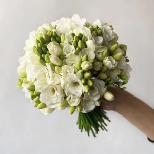 Букет невесты из белых фрезий — Свадебные букеты