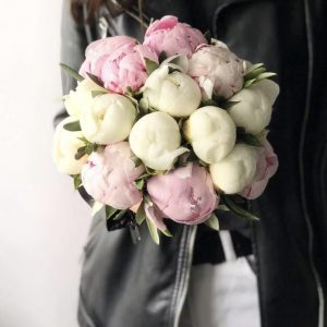 Букет невесты из розовых и белых пионов —