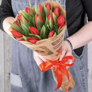 Букет из 15 красных тюльпанов в крафте — Дешевые тюльпаны к 8 марта