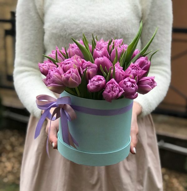 25 сиреневых пионовидных тюльпанов в коробке — Тюльпаны