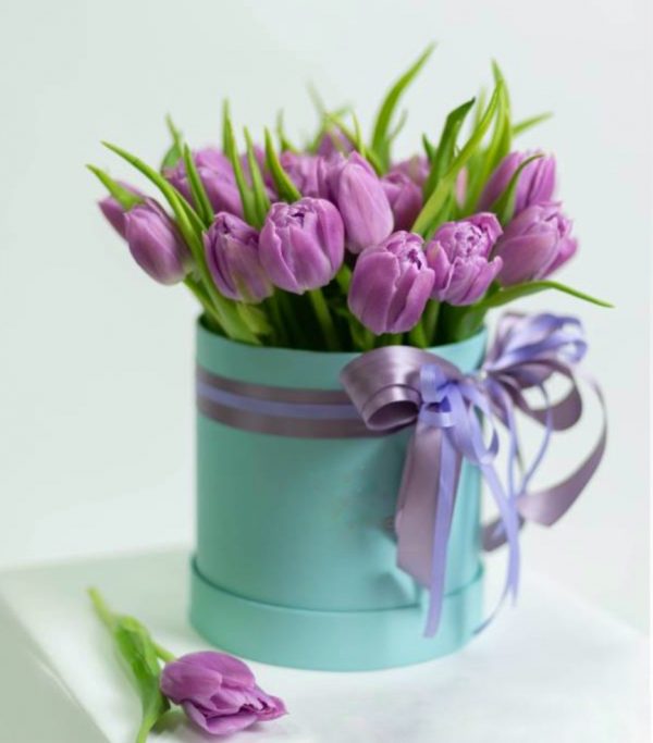 25 сиреневых тюльпанов в коробке — Тюльпаны