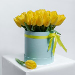 Букет из 25 желтых тюльпанов в коробке — Доставка тюльпанов недорого