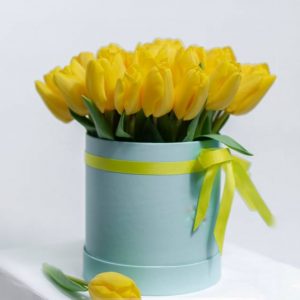 Букет из 35 желтых тюльпанов в коробке — Тюльпаны