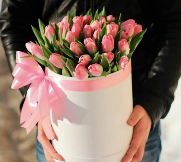 35 светло-розовых тюльпанов в коробке — Тюльпаны
