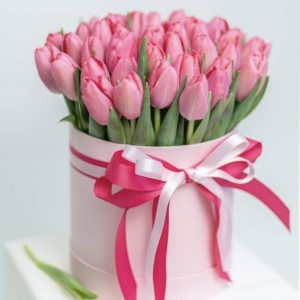 Букет из 49 розовых тюльпанов в коробке — Нежно-розовые тюльпаны недорого