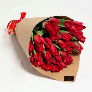 Букет из 51 красного тюльпана в крафте — Тюльпаны