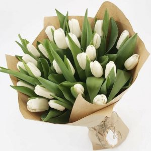 Букет из 51 белого тюльпана в крафте — 51 тюльпан недорого