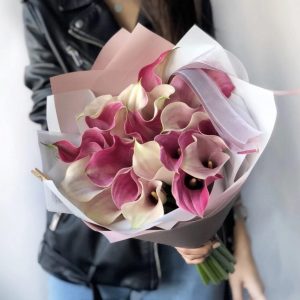 Букет из 19 розовых и персиковых калл — Букеты на свидание