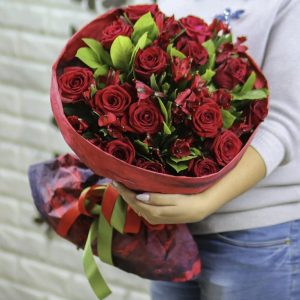 Красные розы и альстромерии — Бизнес букеты