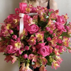 Корзина из розовых роз и альстромерий — Бизнес букеты