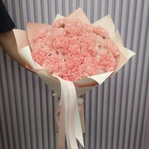 Букет из 21 розовой гвоздики в упаковке — Бизнес букеты