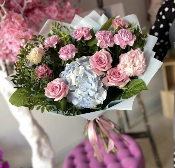 Голубо-розовый букет с гортензией и розами — Букеты цветов