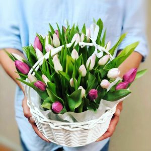 35 белых и сиреневых тюльпанов в корзине — Тюльпаны