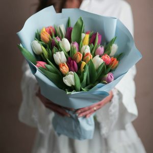 Букет из 19 ярких тюльпанов — Доставка тюльпанов недорого