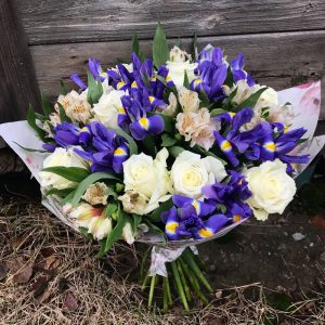 Сливочный букет с лавандовыми ирисами — Букеты цветов