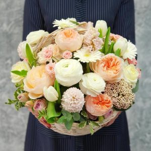 Нежная корзина из пионовидных роз Джульетта — Букеты цветов